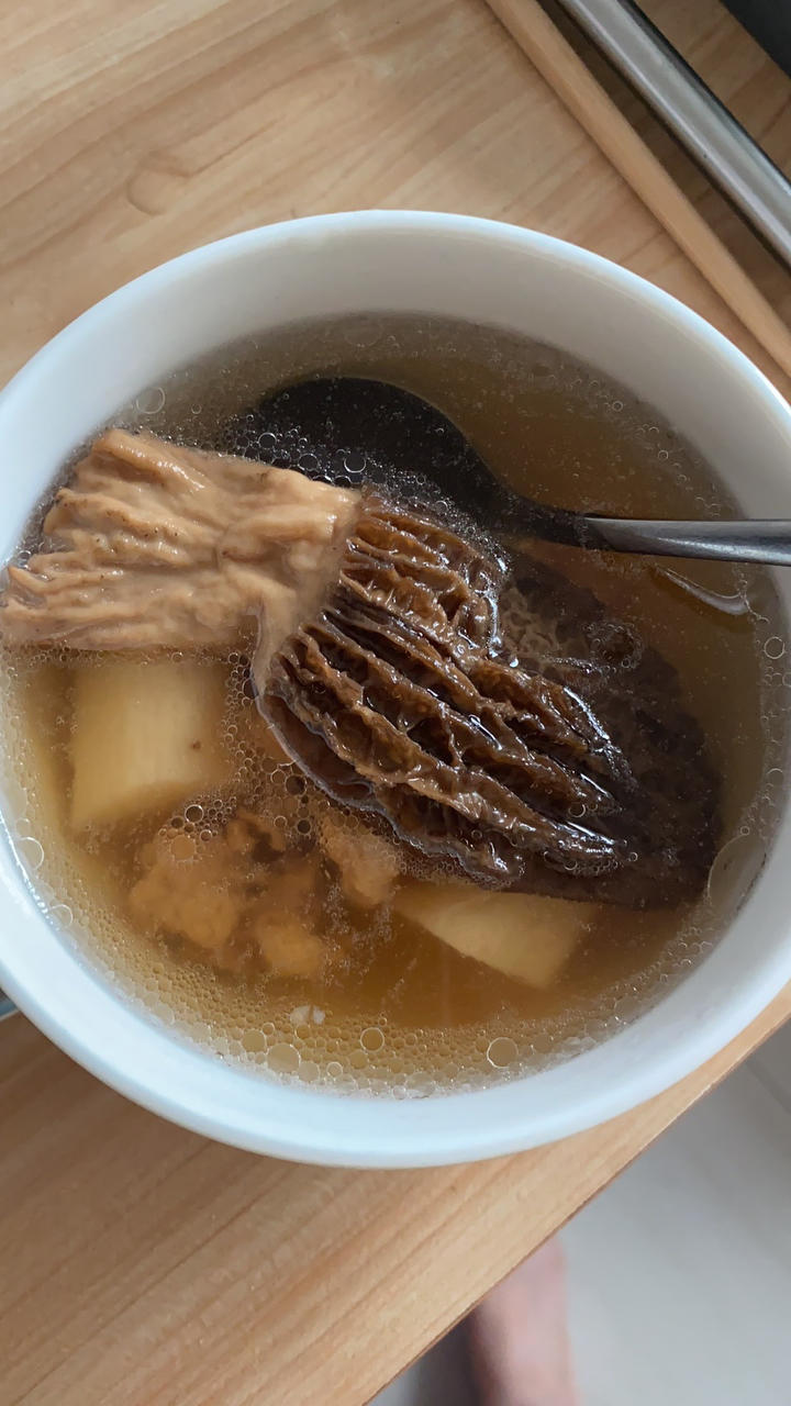 汤鲜味美的羊肚菌煲汤