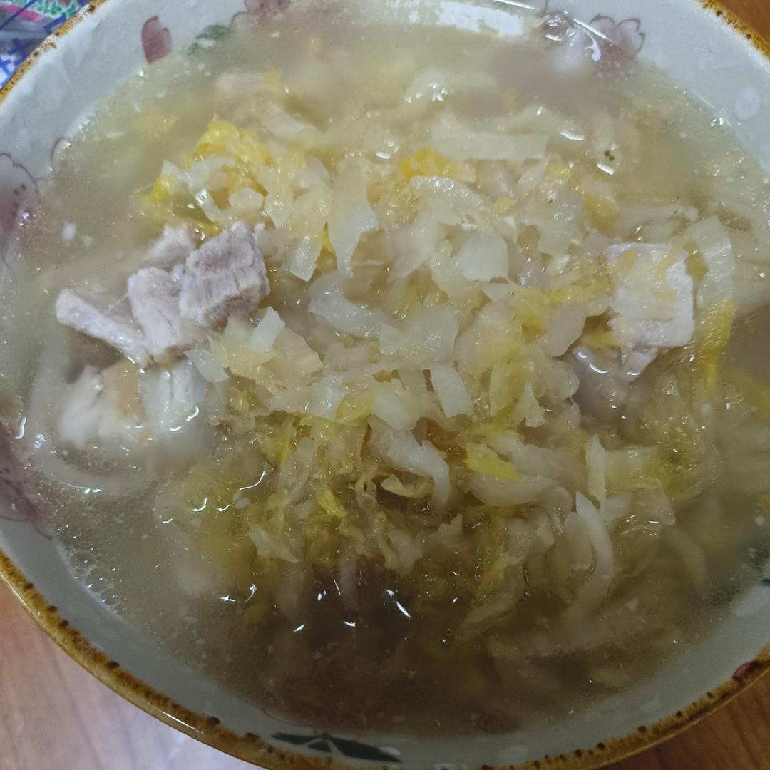 东北酸菜炖五花肉