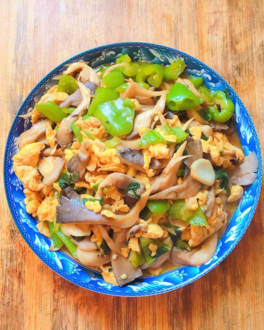 平菇青椒炒鸡蛋 好吃又营养的超快手家常菜