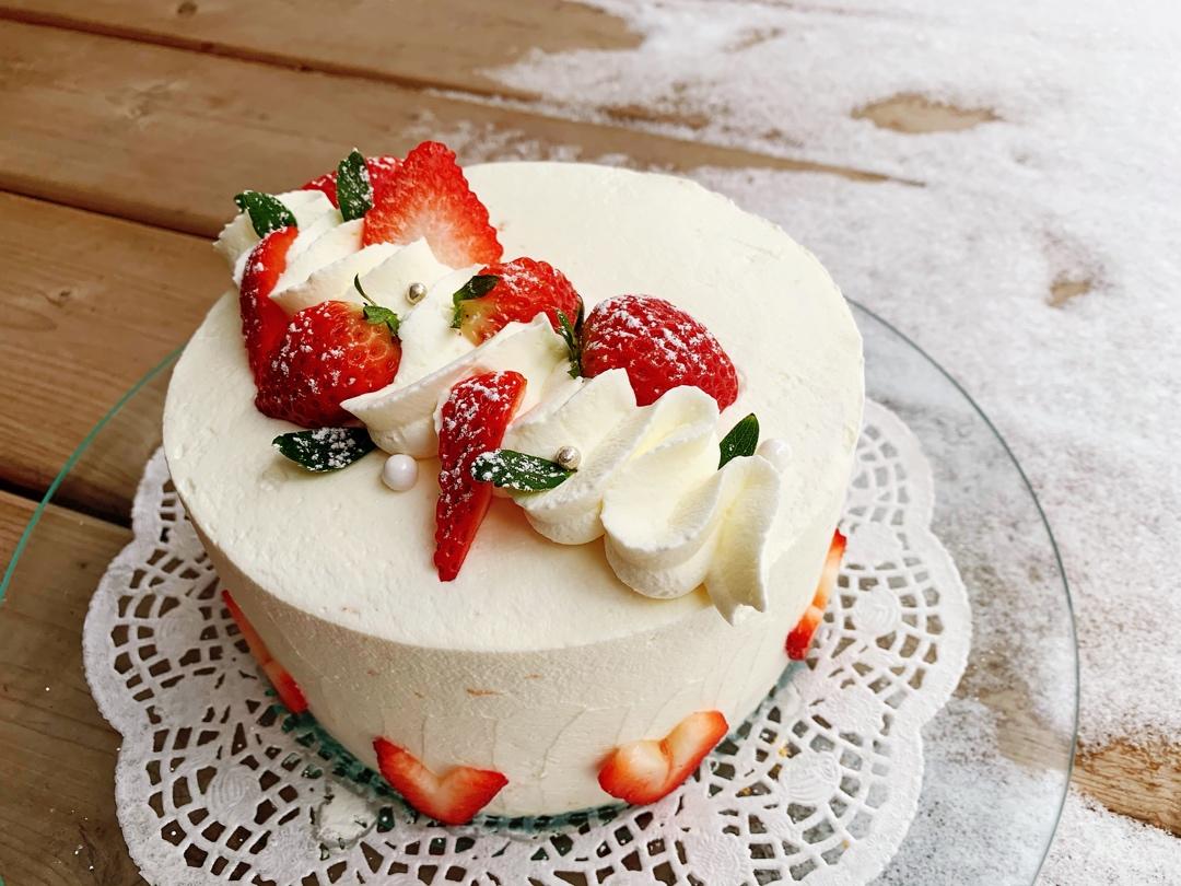 蓝色俏精灵做的《tinrry 》草莓奶油蛋糕(8寸配方)