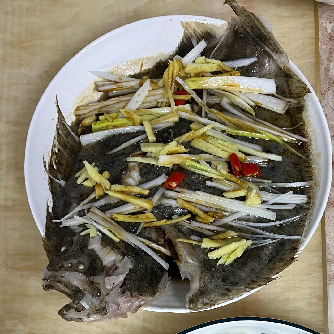 清蒸多宝鱼，很多人在先浇油还是先倒蒸鱼豉油这一步就做错啦