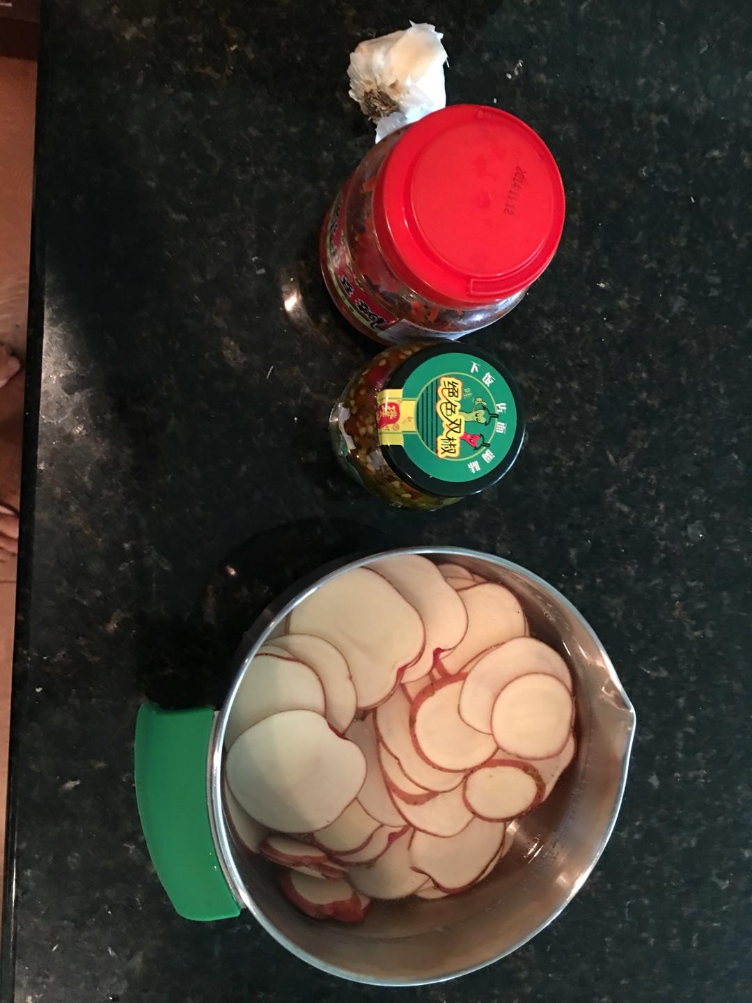 剁椒土豆片的做法 步骤1
