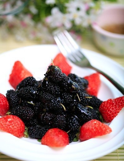桂花蜂蜜拌草莓桑葚的做法