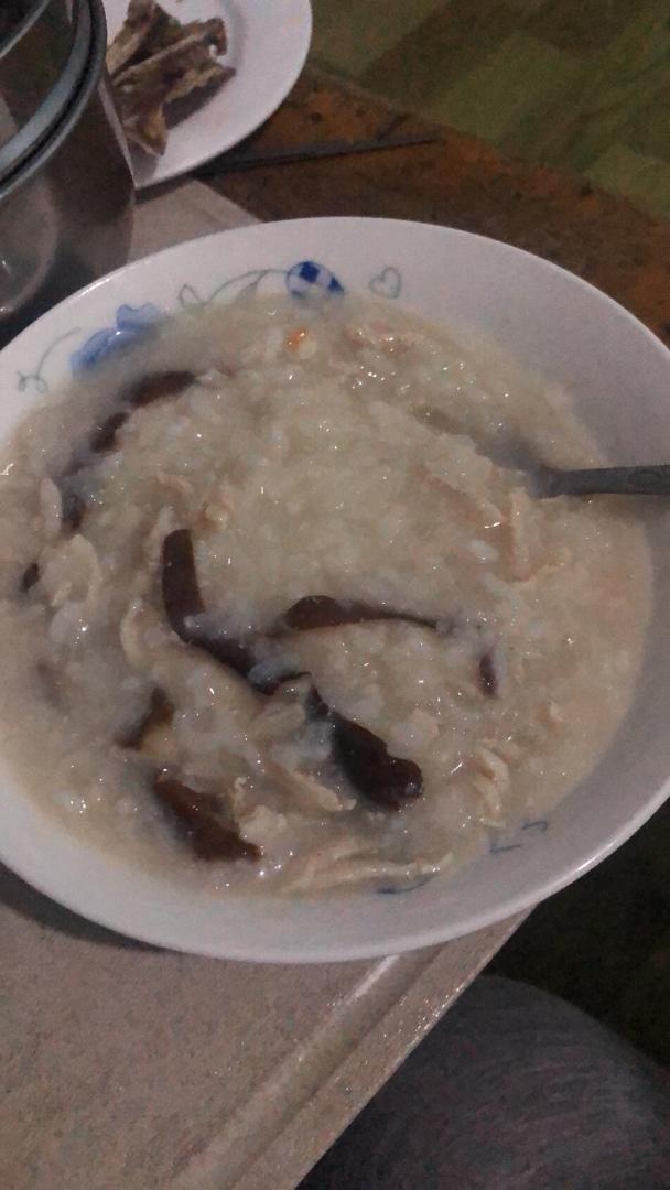 堪比肯德基的香菇鸡肉粥（暖暖的有幸福的味道）