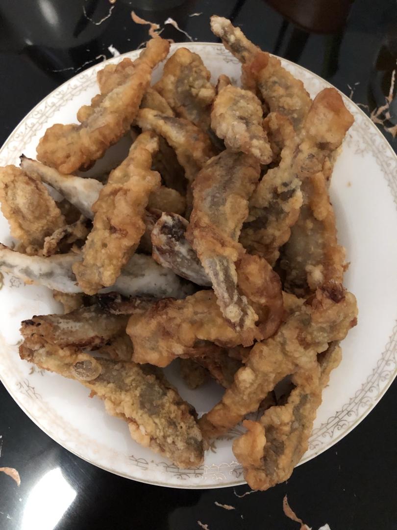外酥里嫩：不会回软的干炸小黄鱼。