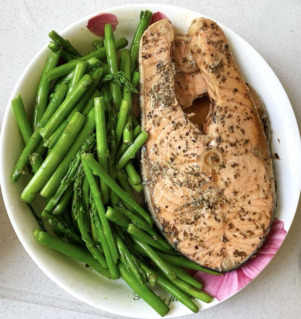 减脂美味香煎三文鱼配芦笋