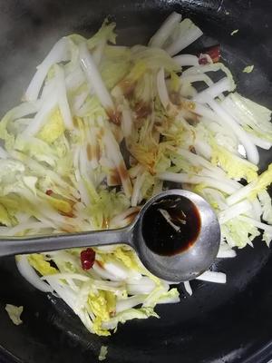 炝炒醋溜白菜——每一根白菜都被淀粉汁包裹，滑溜爽口开胃易操作哦😜😜的做法 步骤3