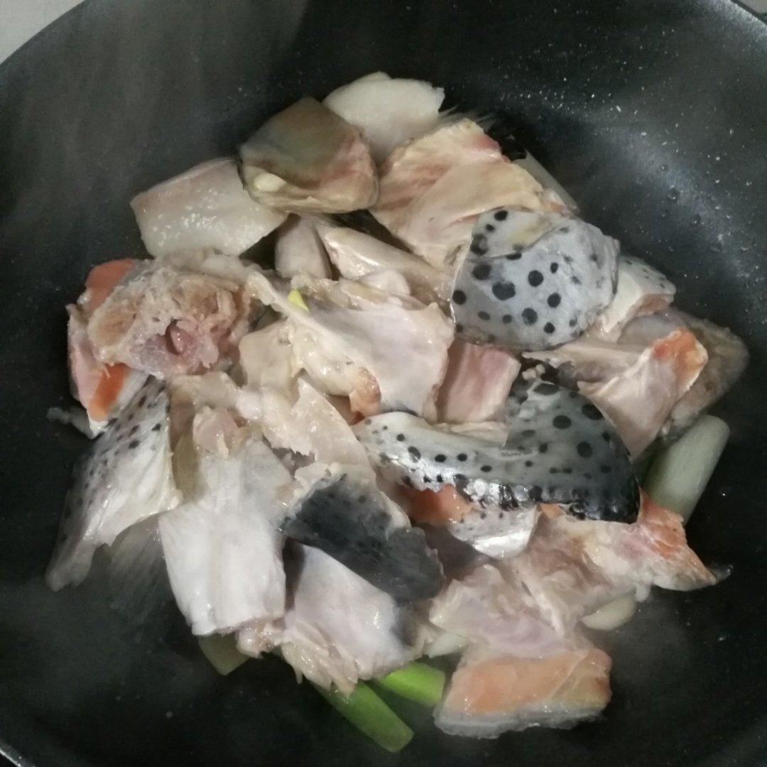 焖三文鱼头（中餐厅张亮简易版）