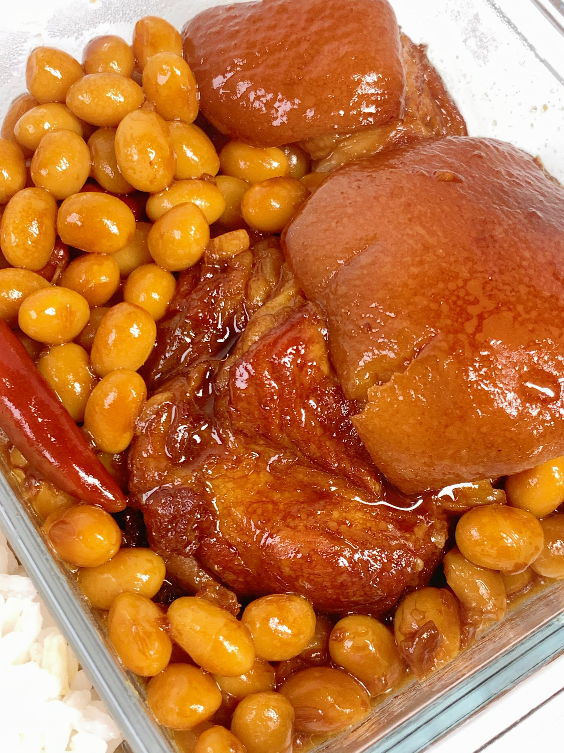 今日菜谱：黄豆炖猪蹄膀