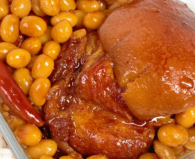 今日菜谱：黄豆炖猪蹄膀的做法