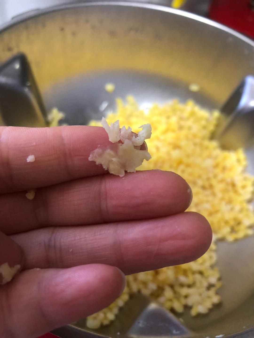 不用揉皮也能做出酥掉渣的绿豆酥饼的做法 步骤3