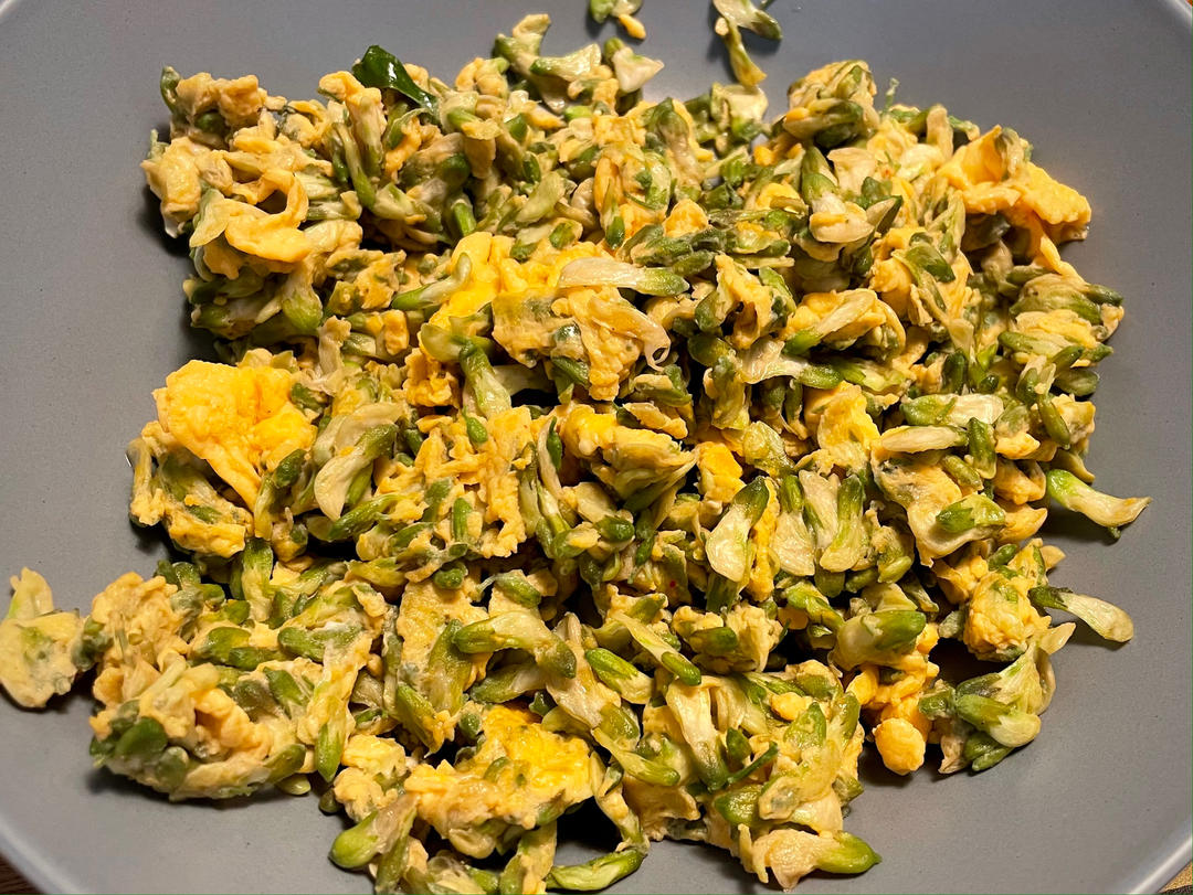 槐花炒鸡蛋（不焯水需断生，老爸说有他儿时的味道）