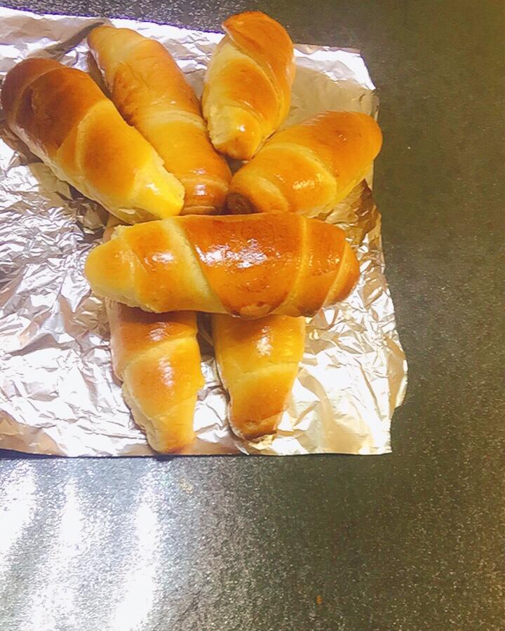 菜菜chx做的新年第一烤:黄油面包卷儿