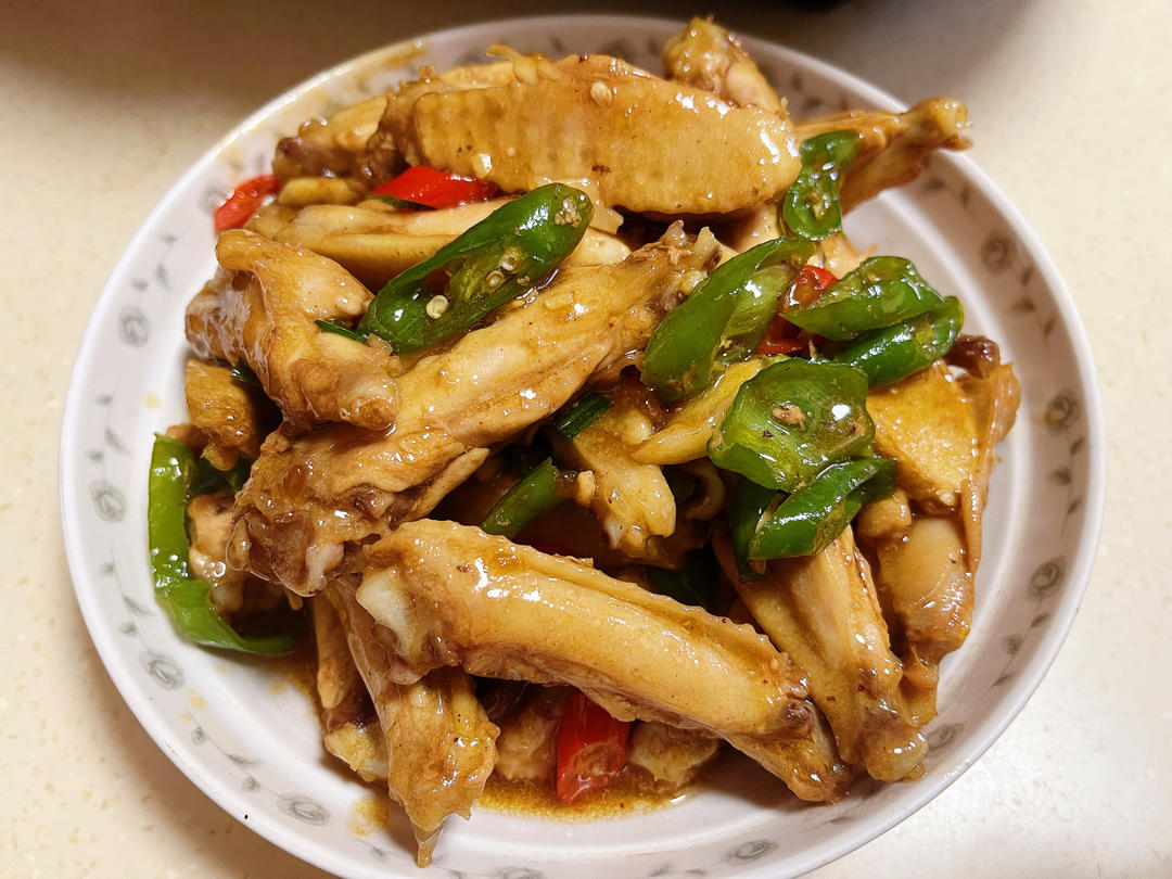 好吃到舔盘✅香辣过瘾超下饭的双椒炒鸡翅
