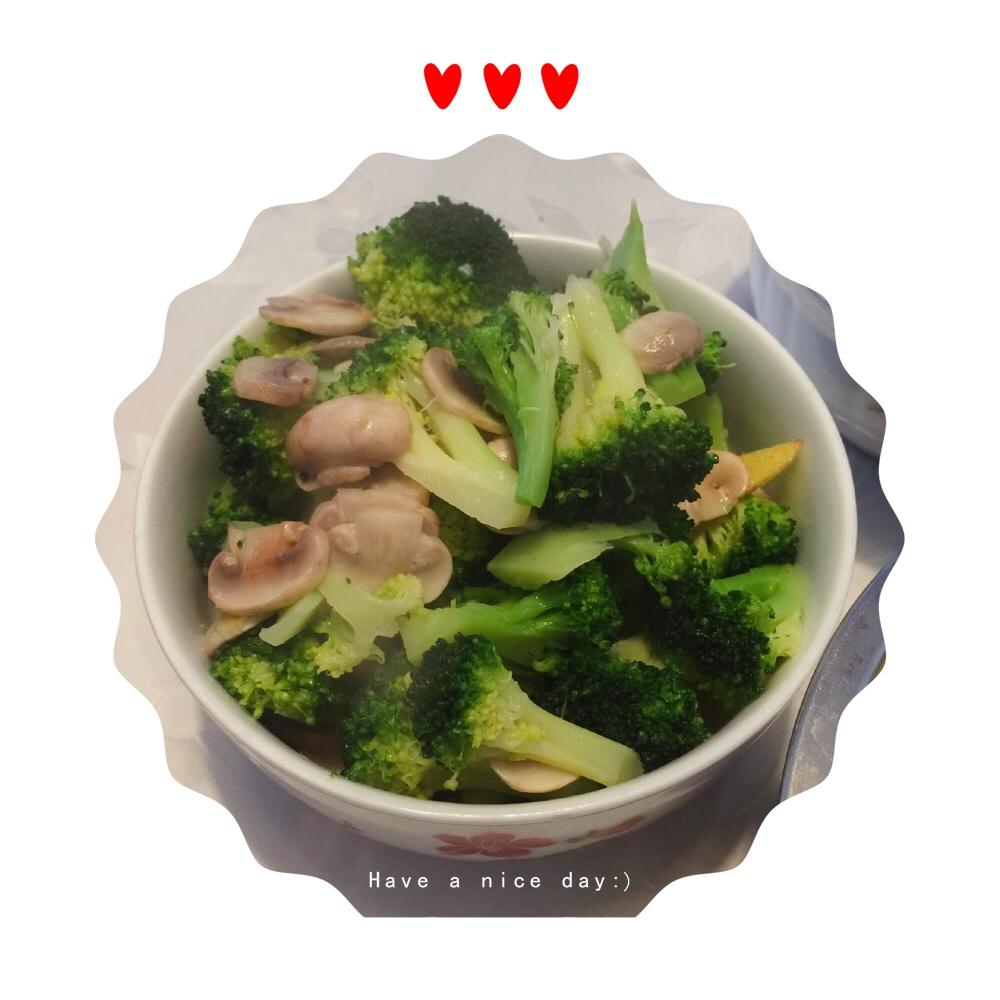 减脂快手菜—西兰花炒蘑菇