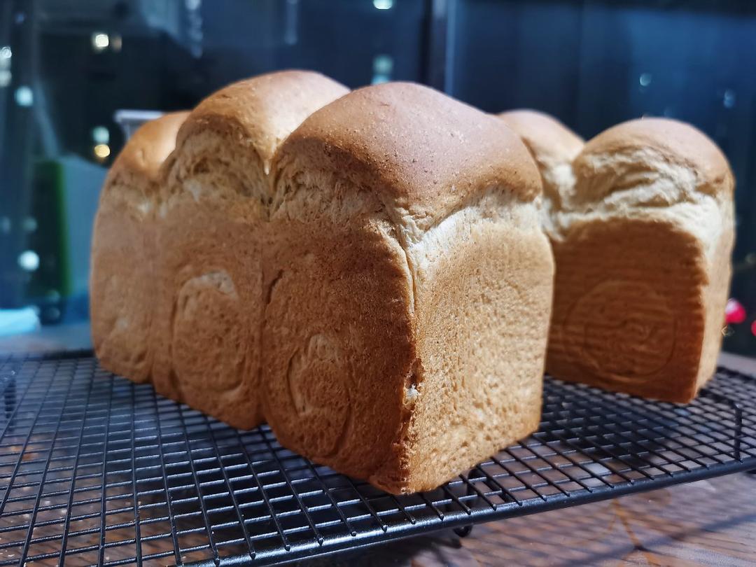 黑全麦波兰种吐司，这么柔软简直怀疑你是个假全麦！