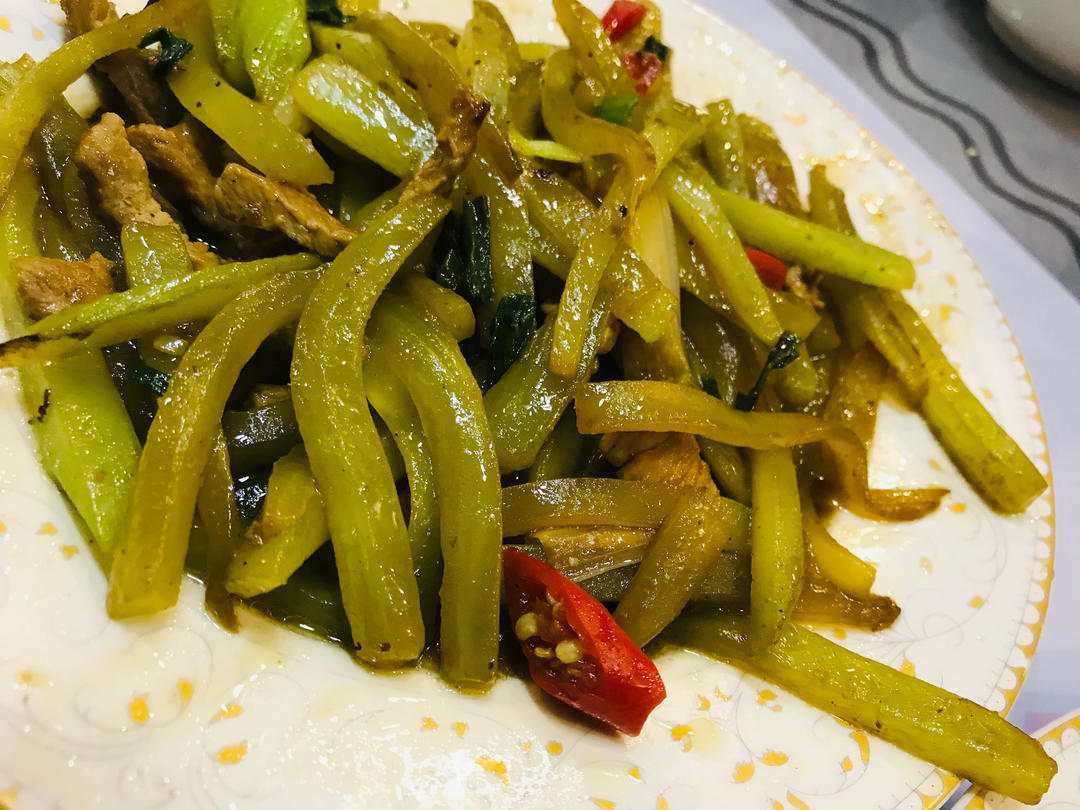 简单又好吃的莴笋炒肉