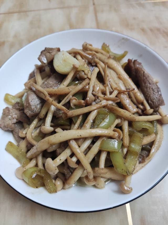 黑椒蟹味菇炒肉