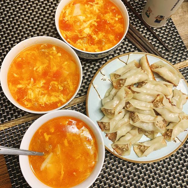 一种食材两种吃法之一— 饺子皮的两种吃法（面片汤和锅贴）的做法