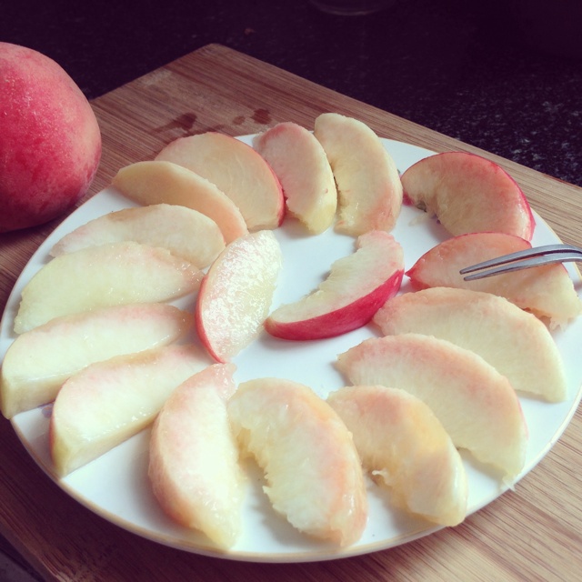 桃子的朴素吃法（桃子加盐）