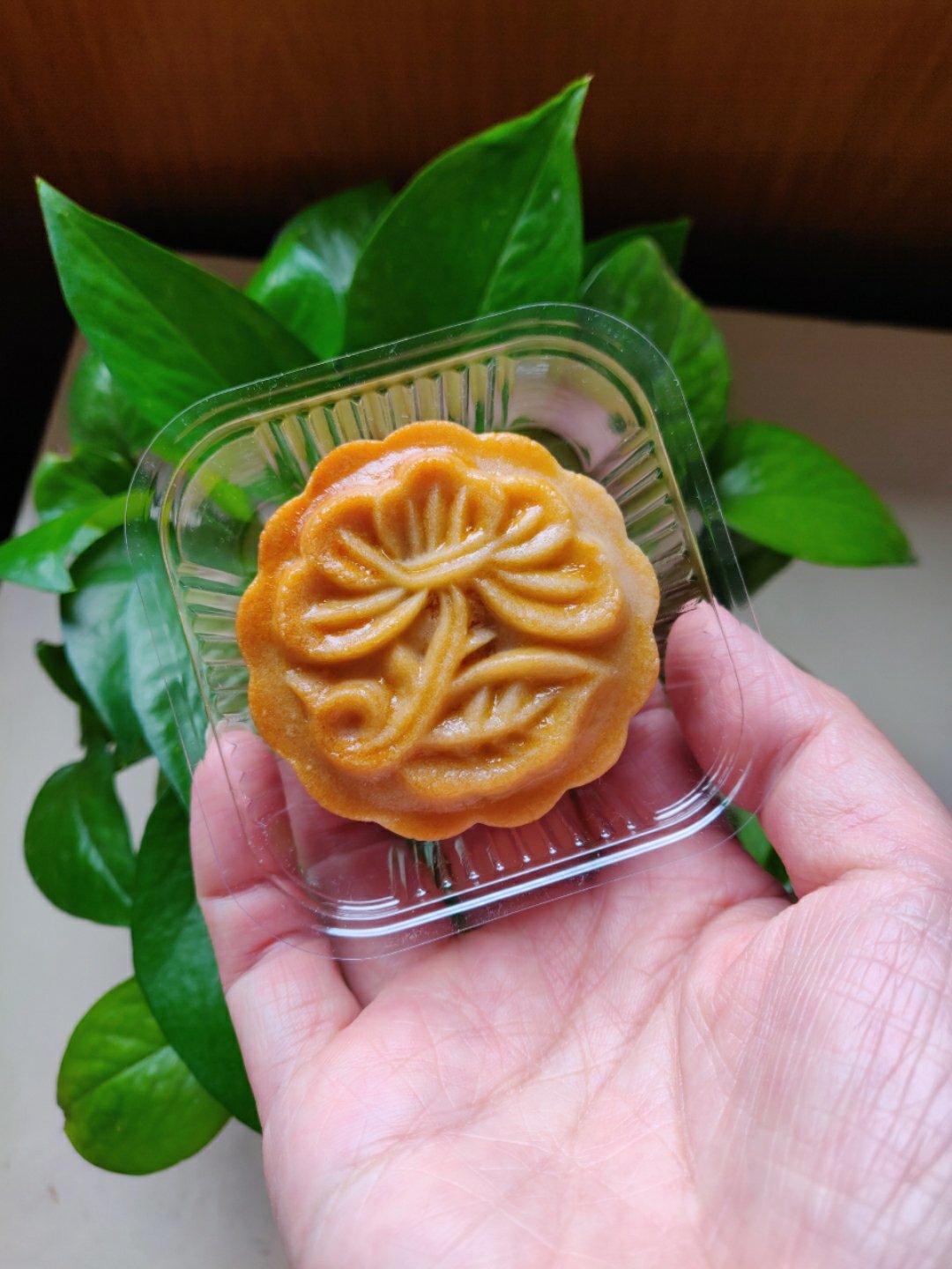 咸蛋黄肉松月饼
