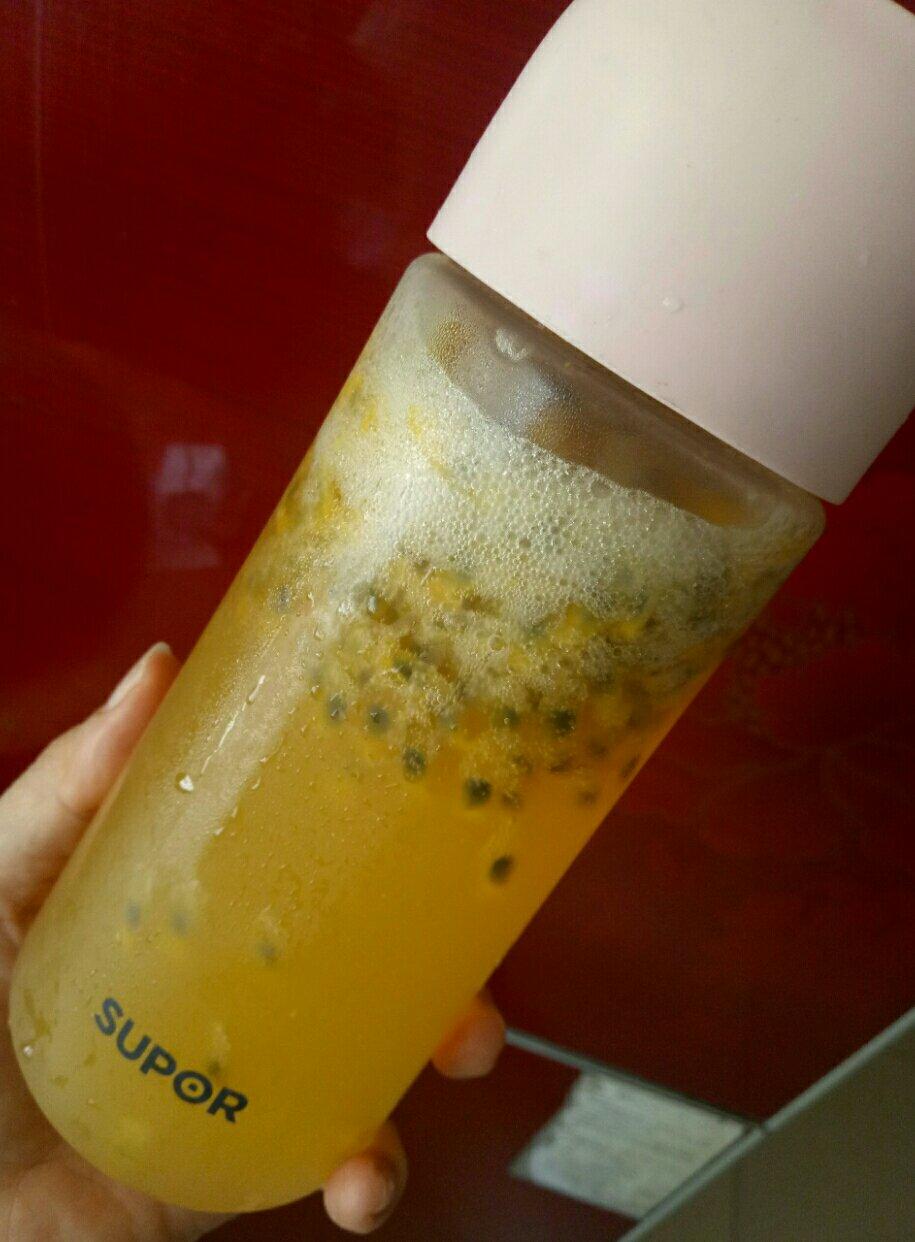 【小森妈妈菜谱】百香果蜂蜜苏打水