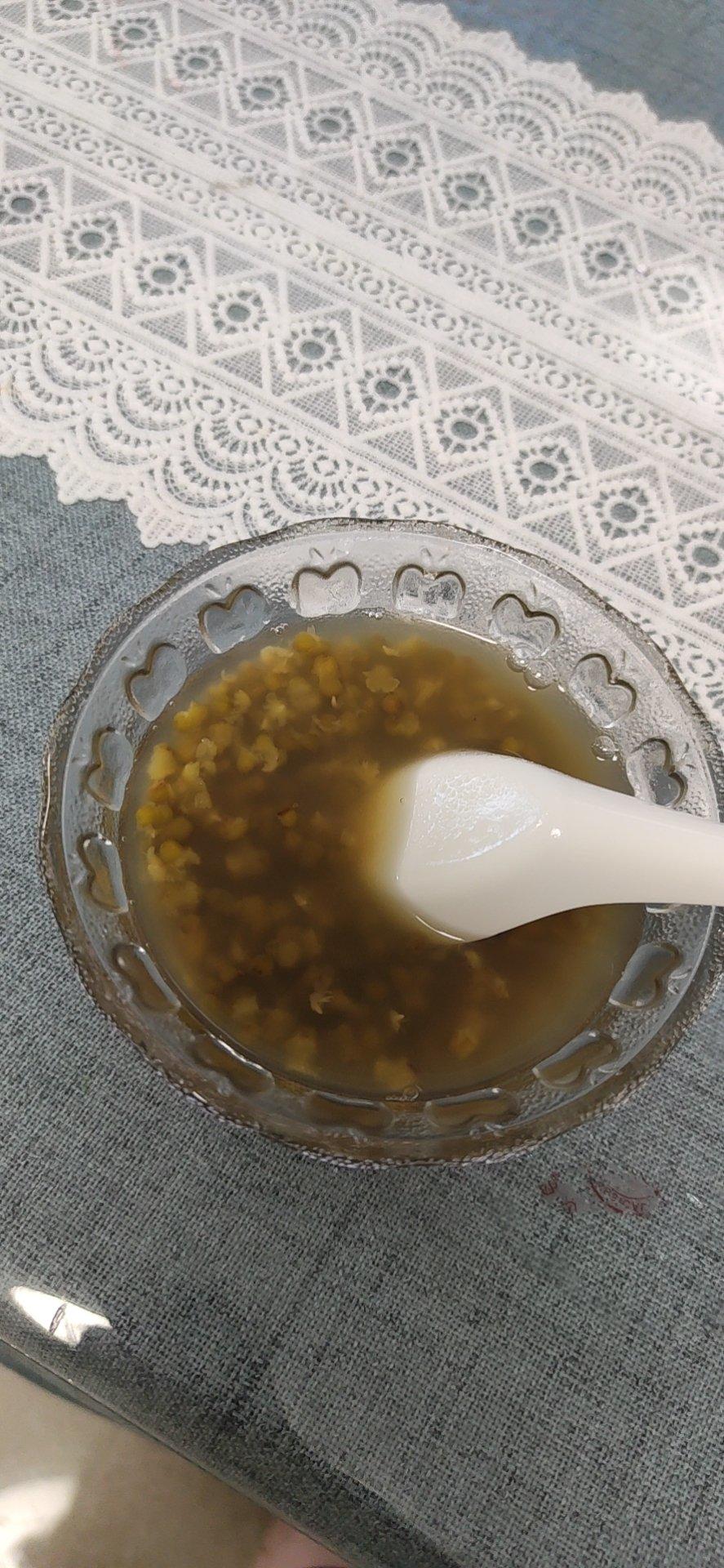 吃个草莓钙片ya做的厨房小白绿豆汤电饭锅版