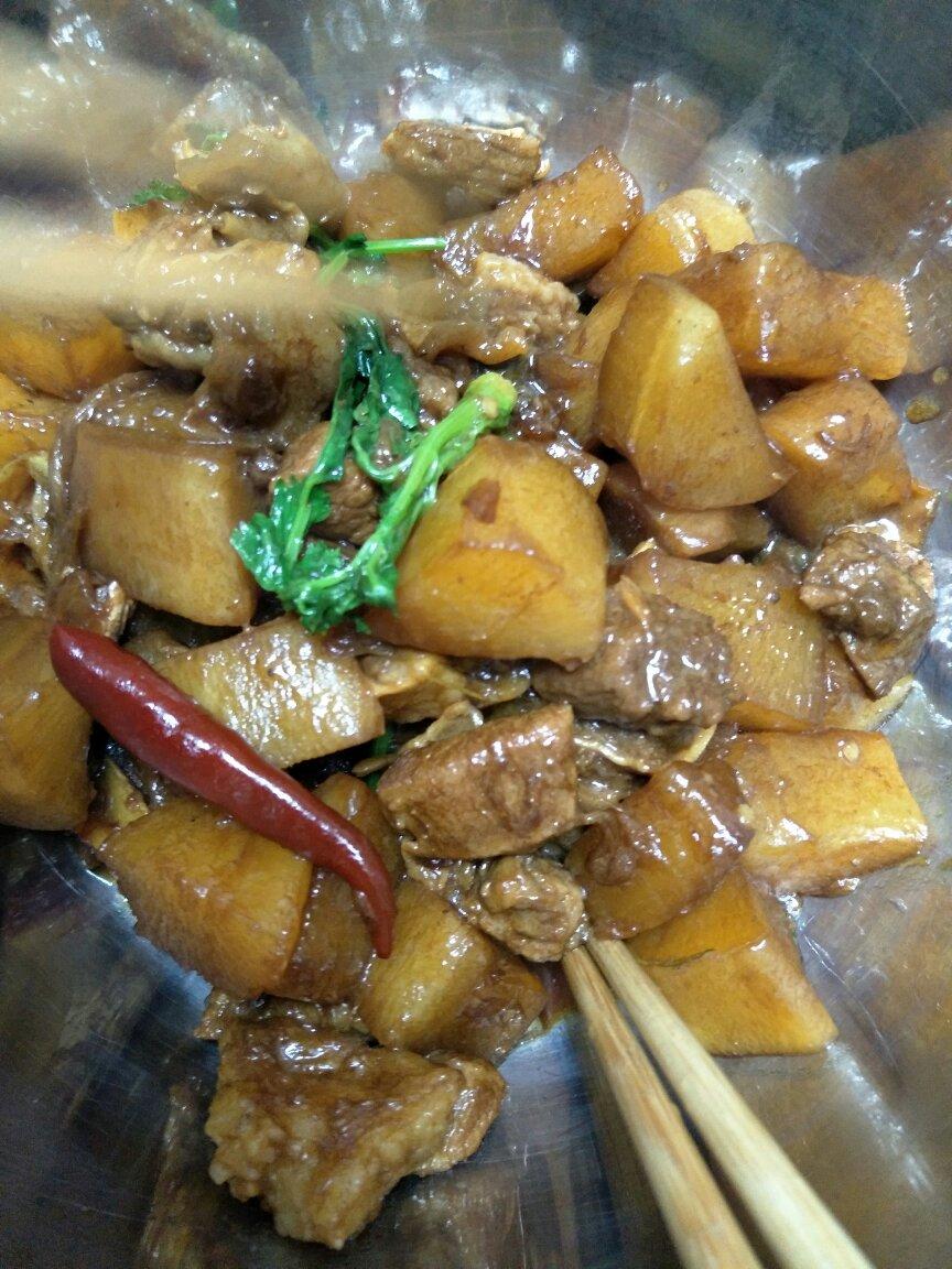 在寒冷的日子里，炖上一锅萝卜牛腩