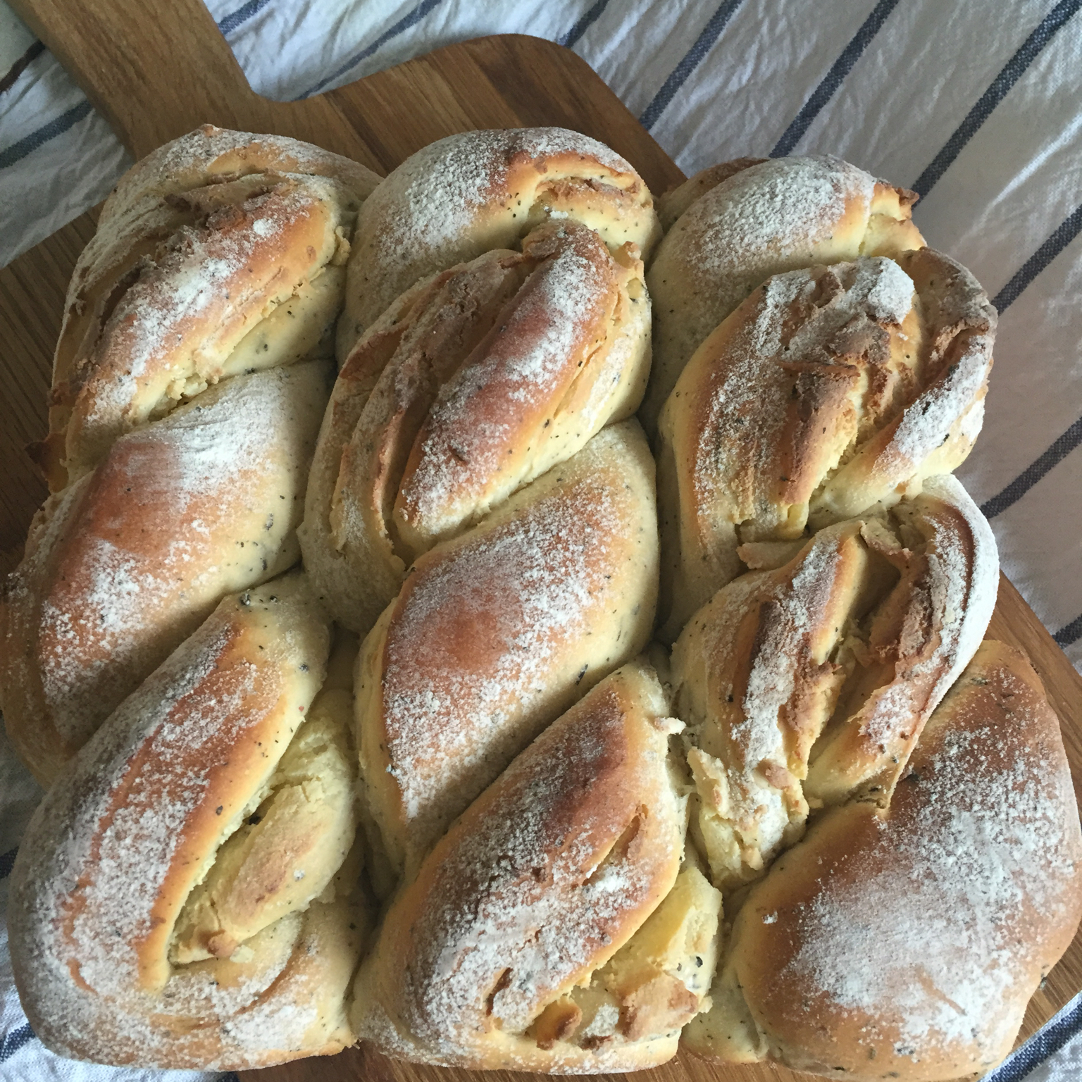 伯爵杏仁乳酪卷