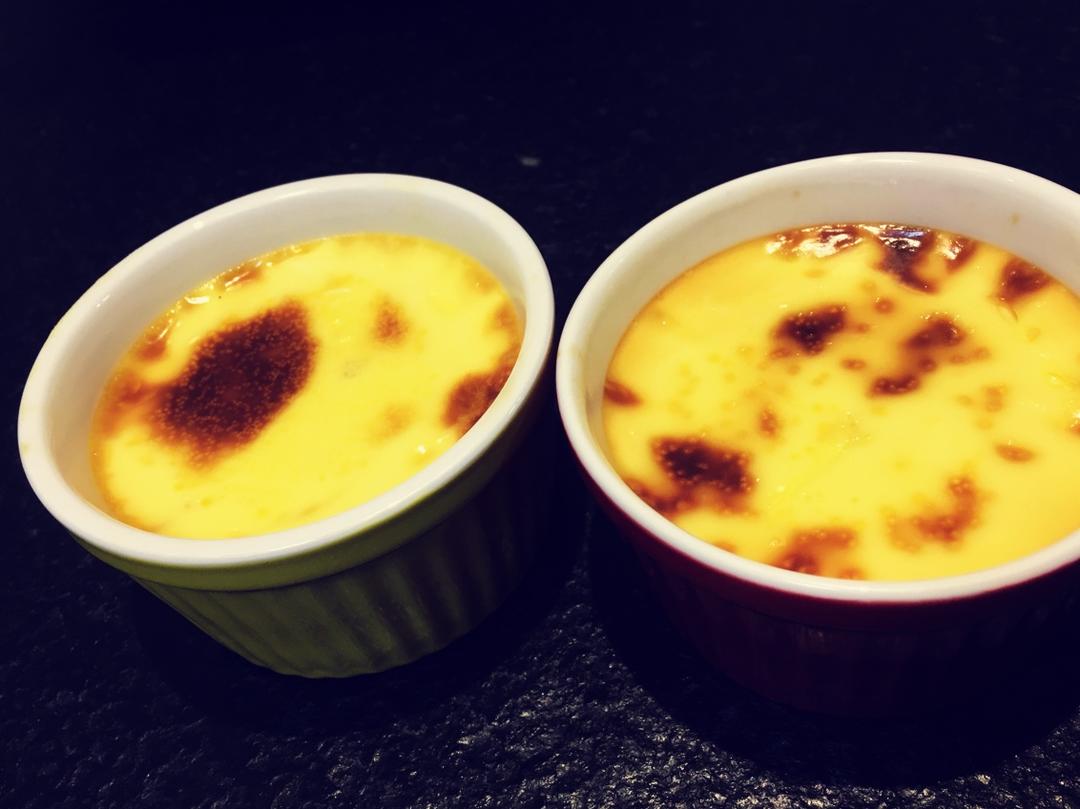 Crèmebrulée。法式烤布雷。焦糖布丁。