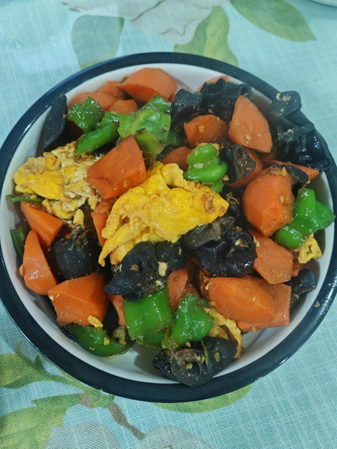 这么搭配也太香了！青椒胡萝卜木耳炒鸡蛋