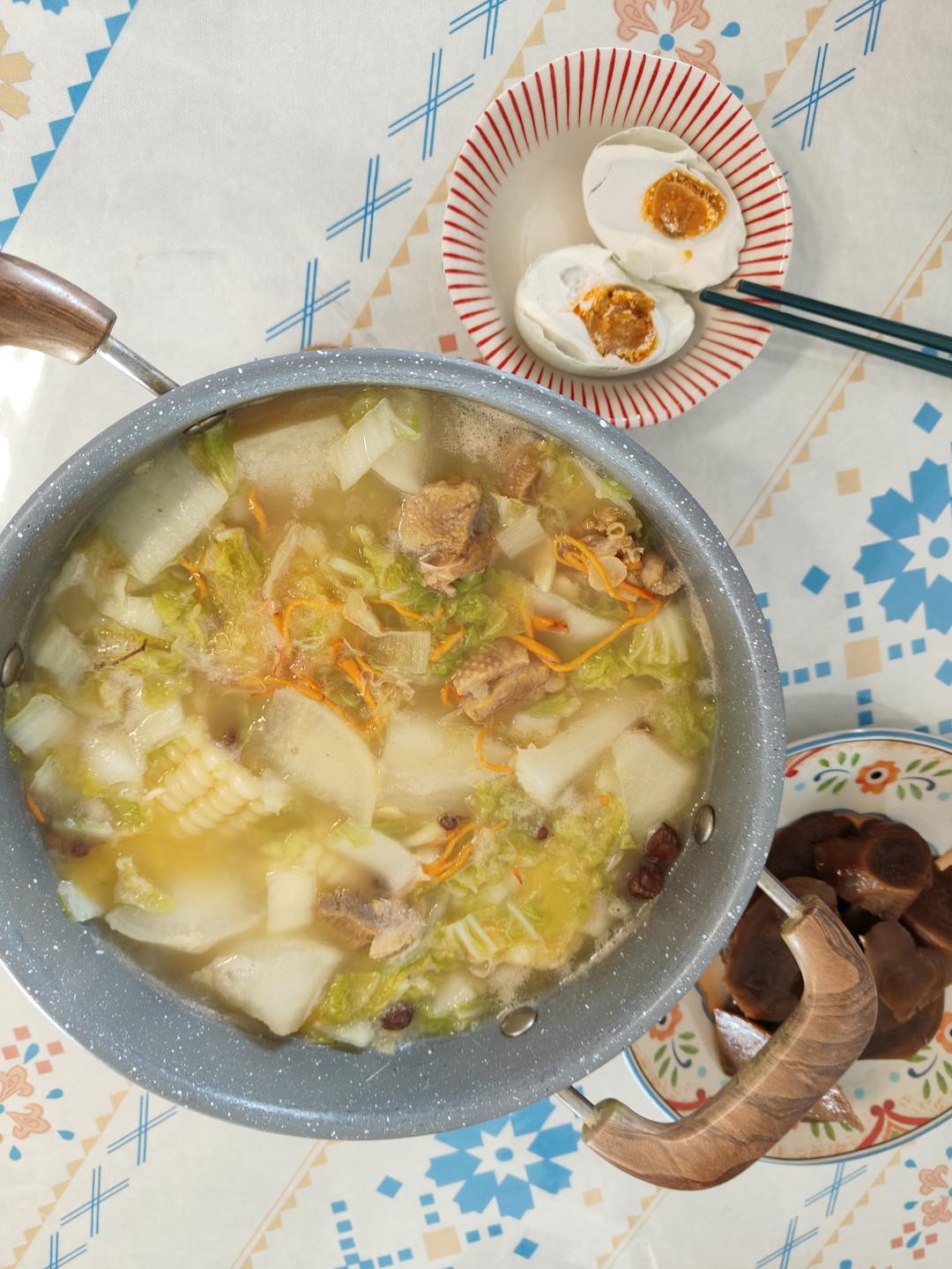 厨师长教你：“老鸭萝卜汤”的家常做法，天气冷了很适合老人孩子