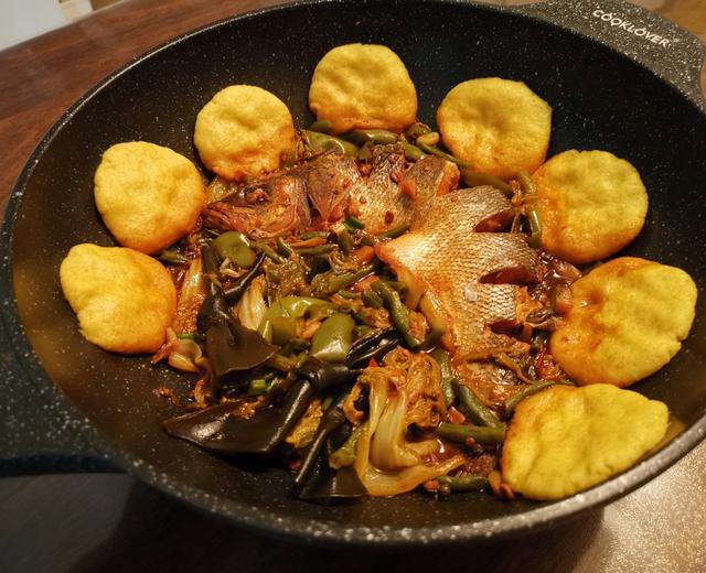 家庭版铁锅炖鱼贴饼子的做法