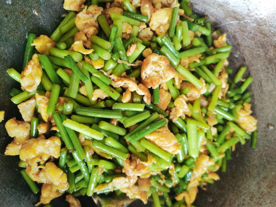 正在学习做饭中的小赵同学做的蒜薹炒鸡蛋