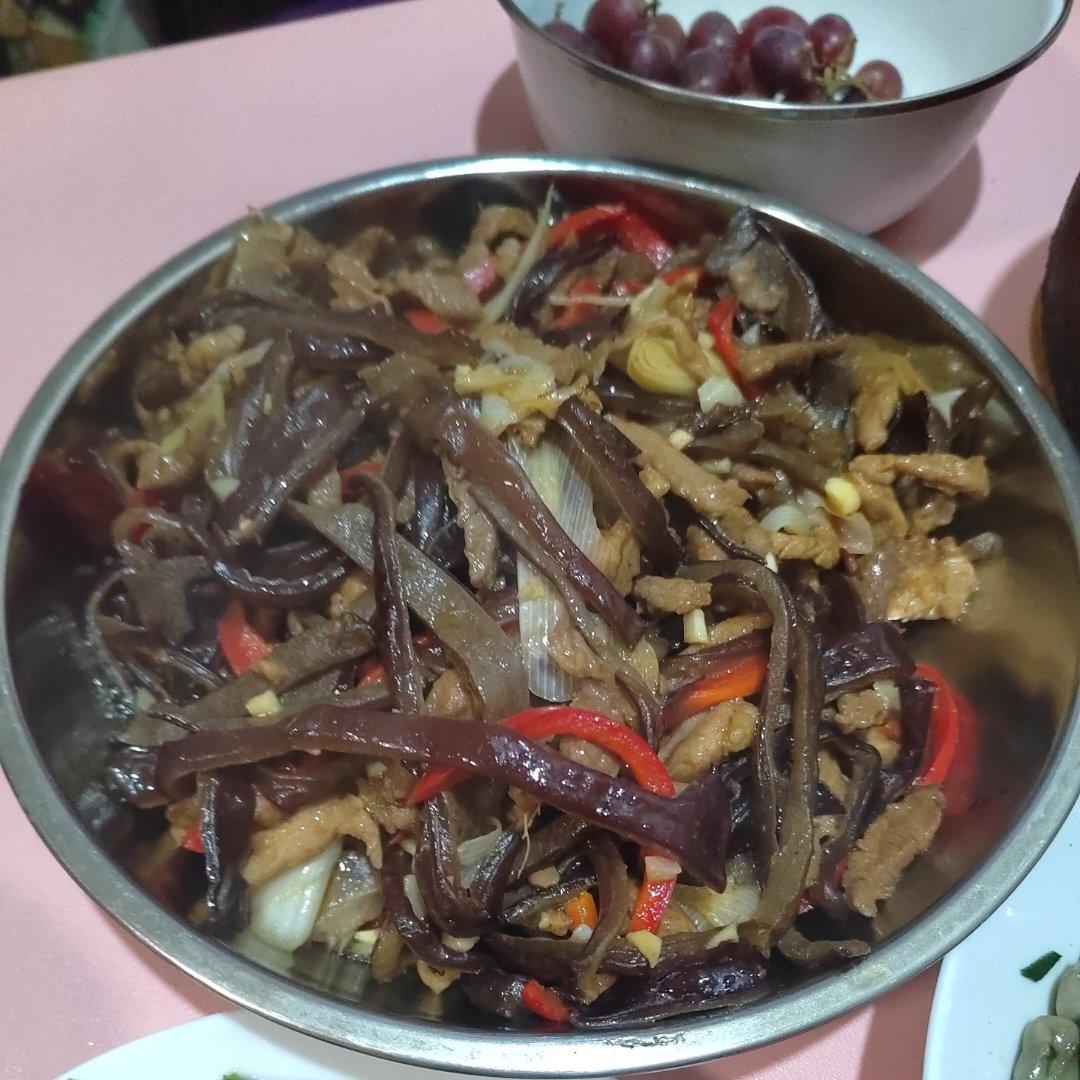 超下饭的木耳大葱炒肉