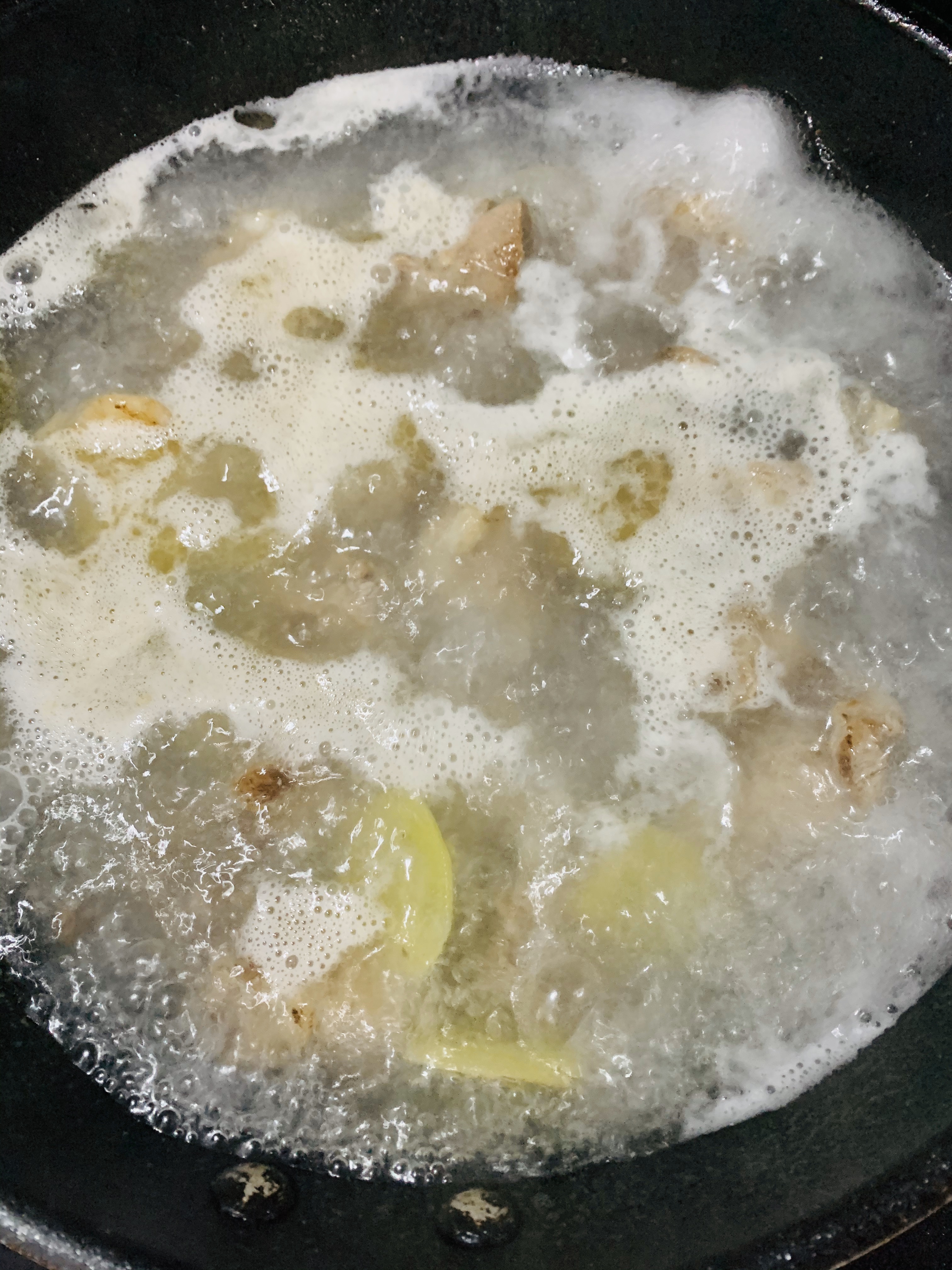 奶白奶白的排骨莲藕汤的做法 步骤3