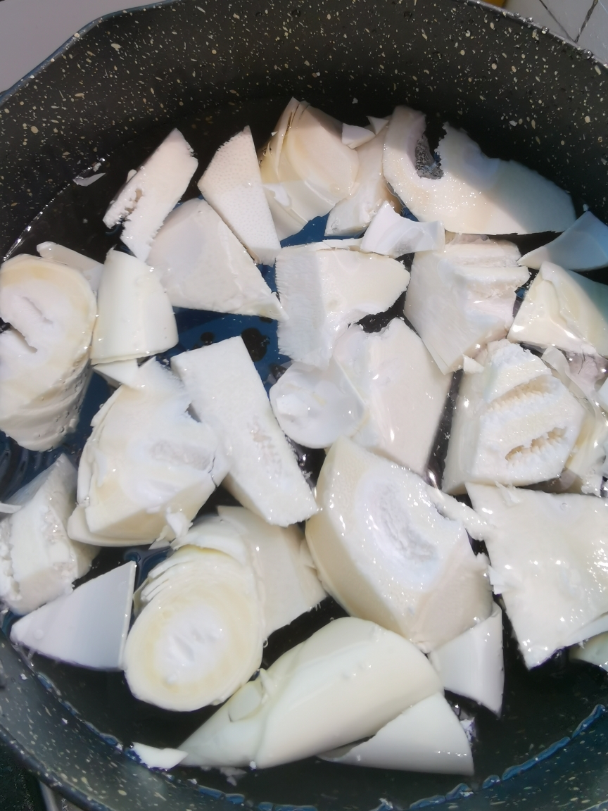 排骨玉米鲜笋汤的做法 步骤2