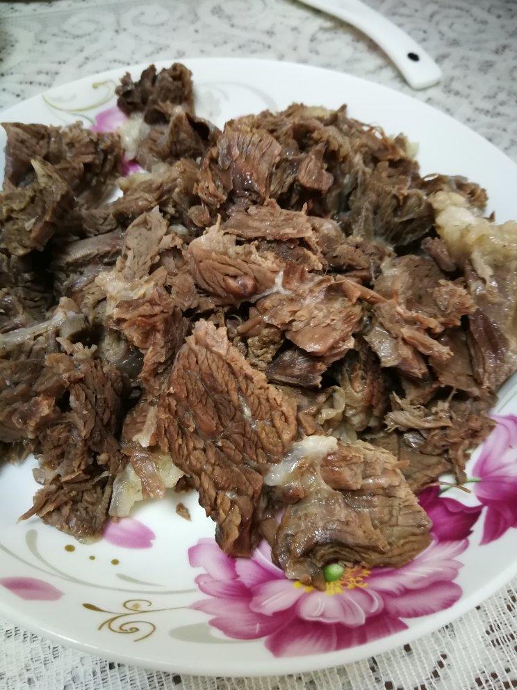 高压锅版白切牛肉（附超级香的蘸酱做法）