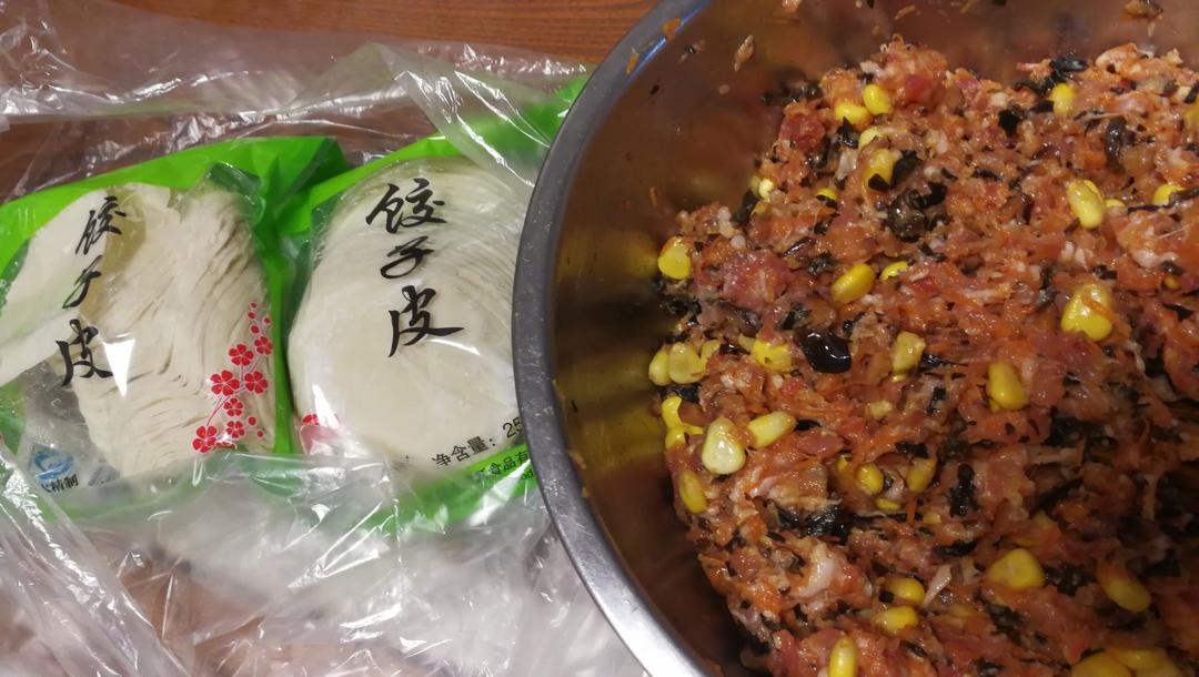 木耳冬菇红萝卜玉米猪肉饺的做法 步骤6