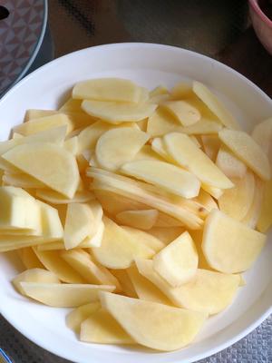 青椒木耳土豆片的做法 步骤2