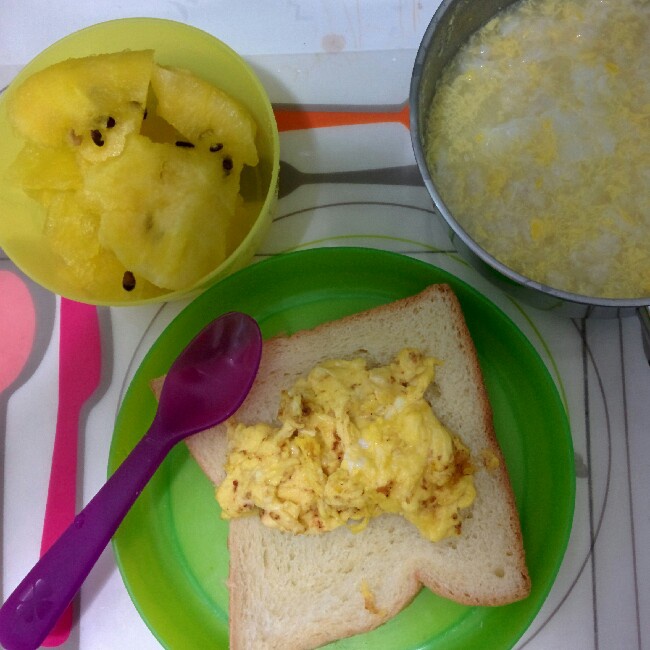 【宝宝早餐】西式香葱滑蛋（12M+）、黑糯米银耳燕麦粥（10M+）