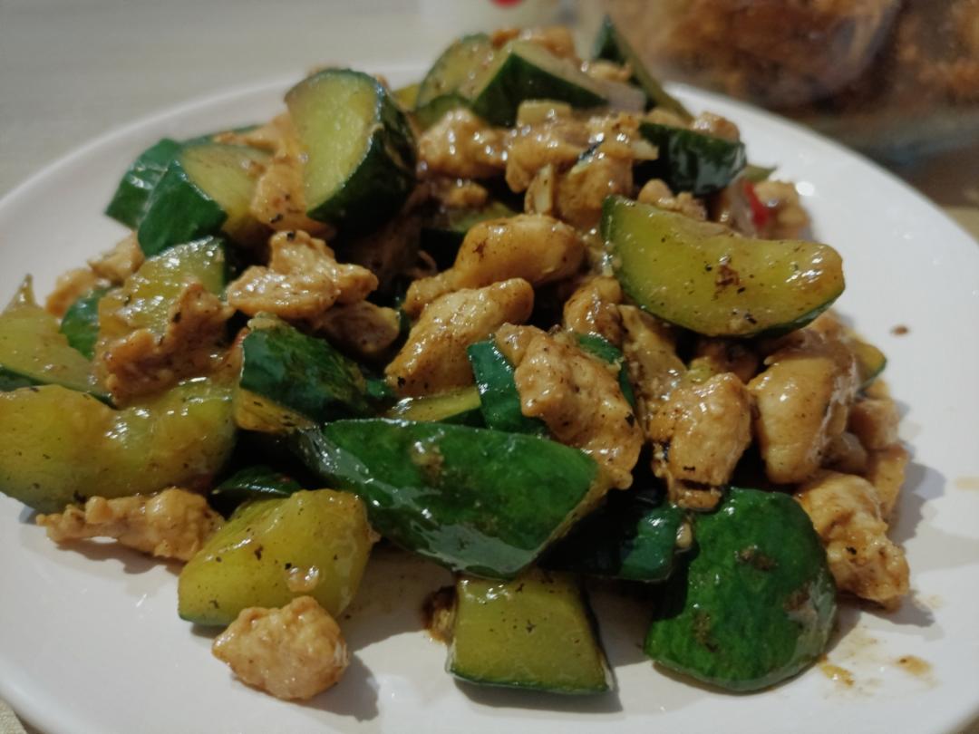 清爽好吃！低脂美味～黄瓜炒鸡胸肉丁