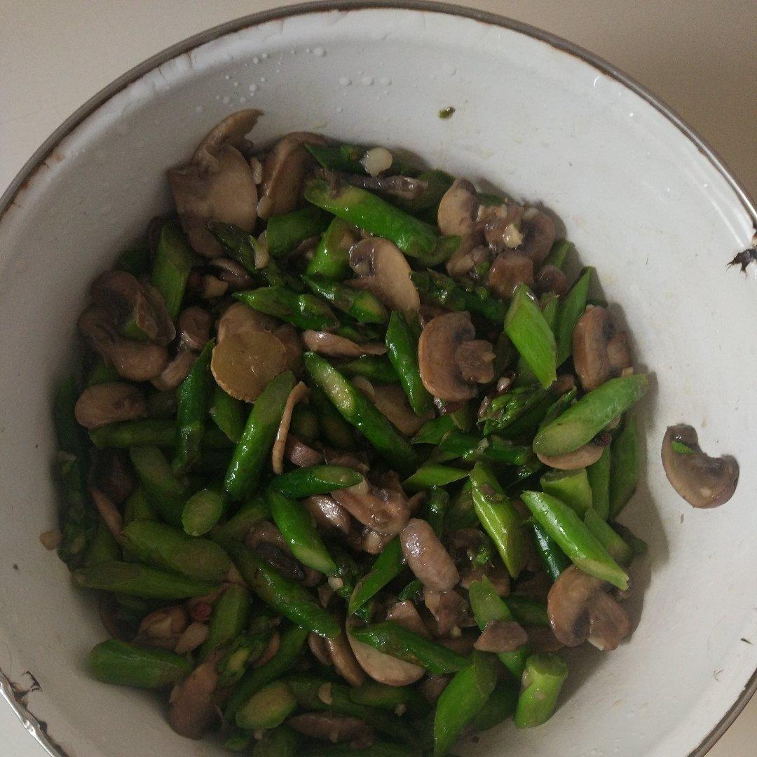 点击率超五十万的                    芦笋炒蘑菇