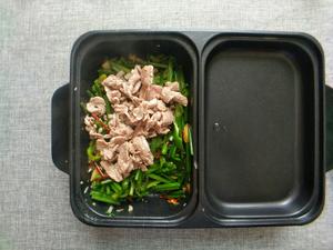 夏日家常私房菜之时令韭苔炒肉，这样做每个星期两顿还不够！的做法 步骤8