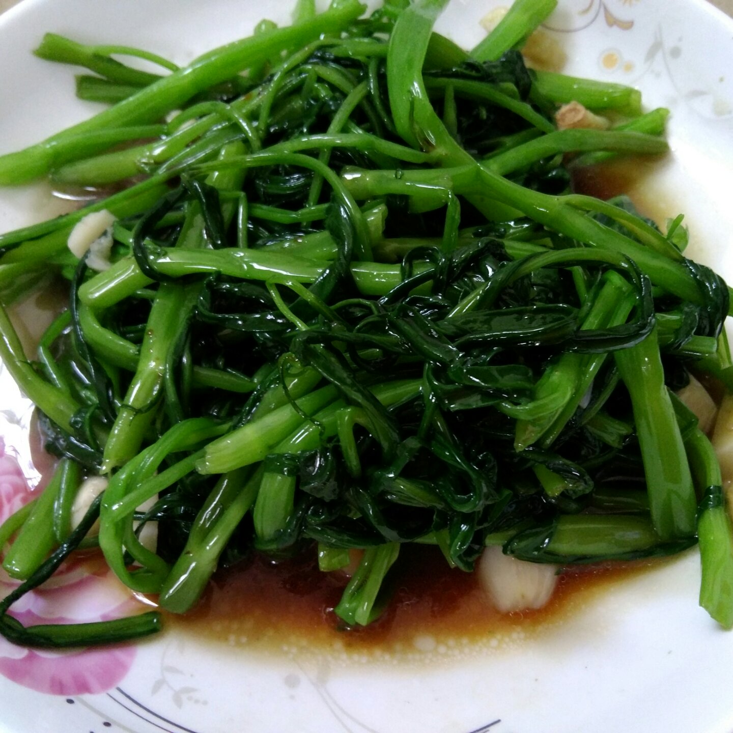 像小丑掩悲伤o演欢笑°做的清炒空心菜