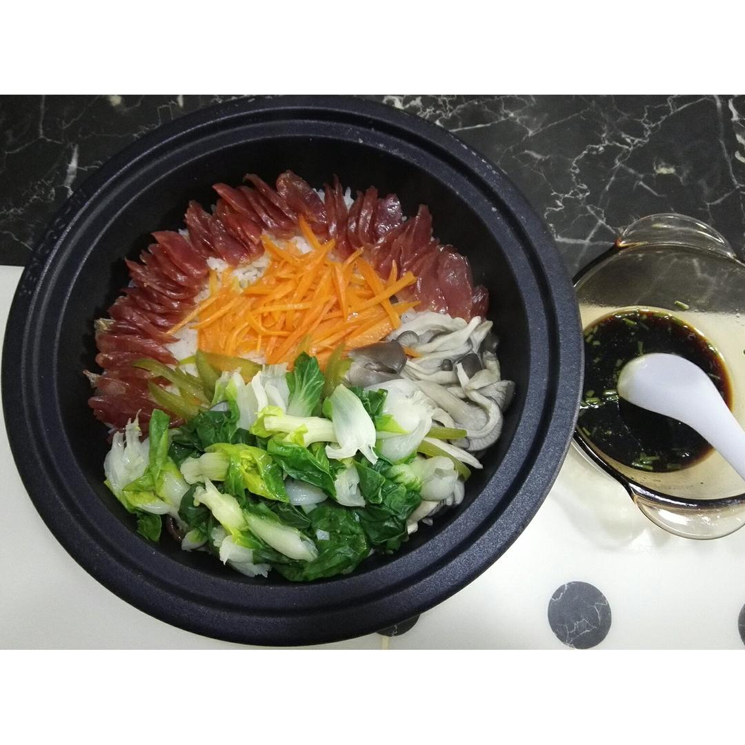 塔吉锅腊味煲仔饭