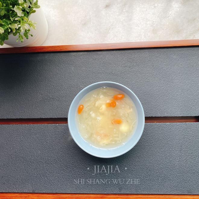 新鲜银耳莲子百合汤的做法