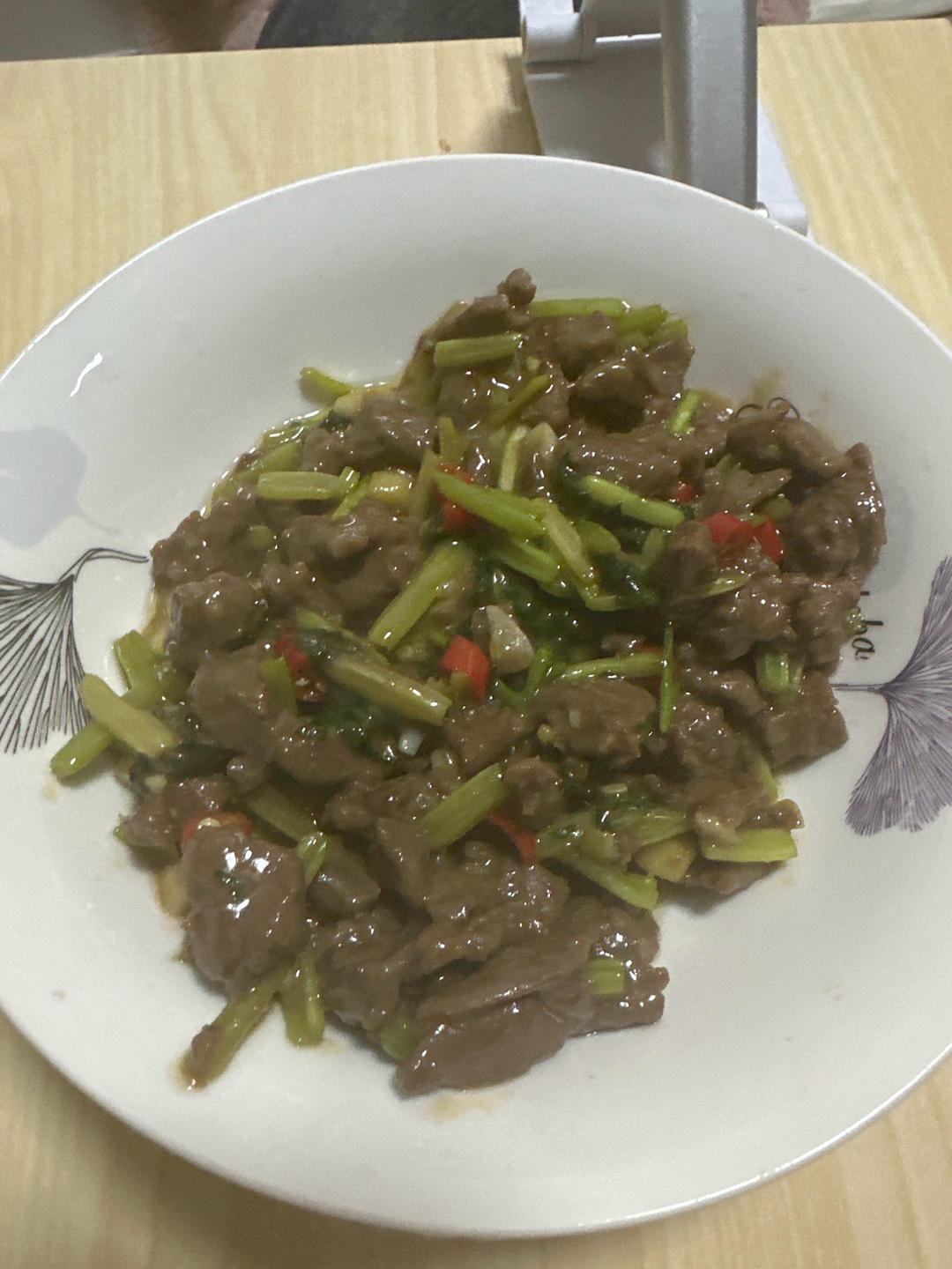 好吃到邻居敲门蹭饭的芹菜炒牛肉！