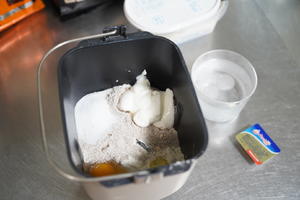 酸奶黑麦吐司 70%黑麦直接法 日本猫吐司模通用450g土司盒配方的做法 步骤3