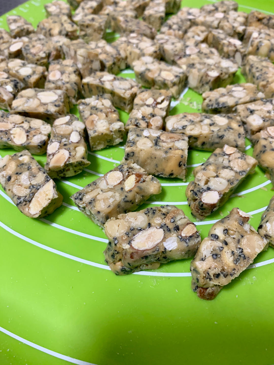 超详细TIPS—自制超美味牛轧糖（熬糖版），秒杀棉花糖版